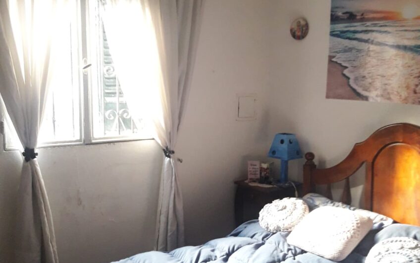 VENDO CASA 2 DORM B° SAN CAYETANO