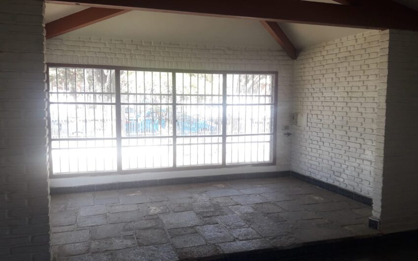 Vendo/Alquilo – Casona Frente al Jockey B° Jardin –