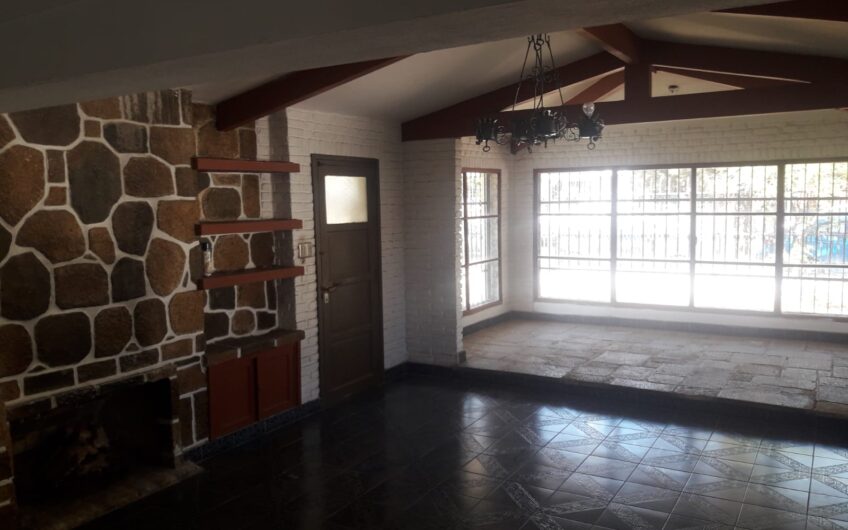 Vendo/Alquilo – Casona Frente al Jockey B° Jardin –