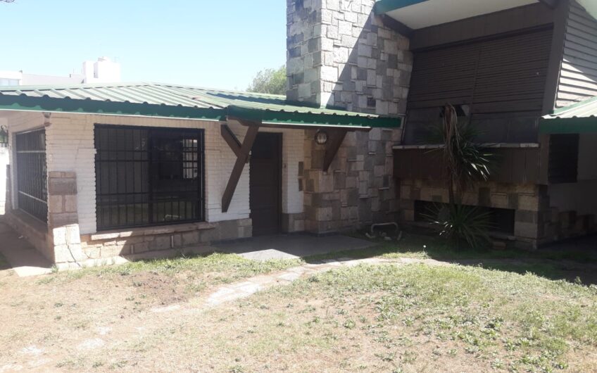 Vendo/Alquilo – Casona Frente al Jockey B° Jardin –