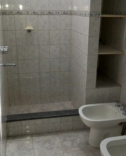 Alquilo Casa B° Talleres Sur. Calle Leartes y Lucio v. De Mansilla.