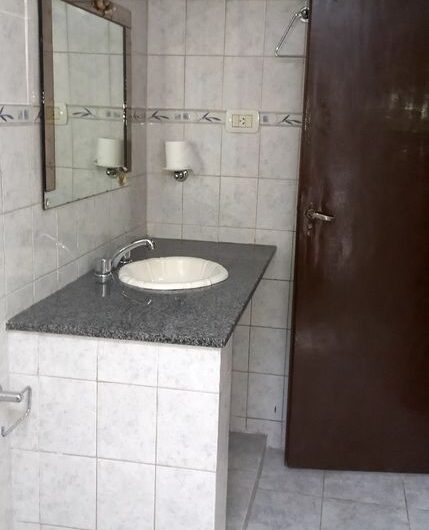 Alquilo Casa B° Talleres Sur. Calle Leartes y Lucio v. De Mansilla.