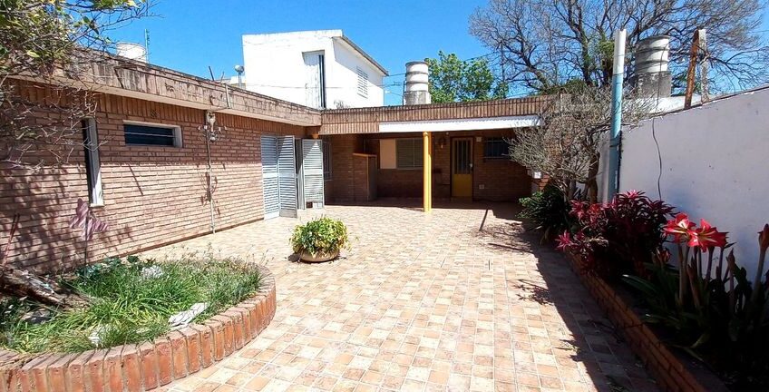 Alquilo Casa B° Talleres Sur. Calle Leartes y Lucio v. De Mansilla.