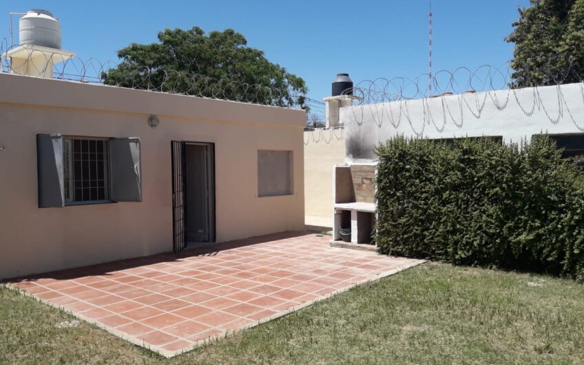 VENDO CASA 3 DORM B° PARQUE LOS MOLINOS