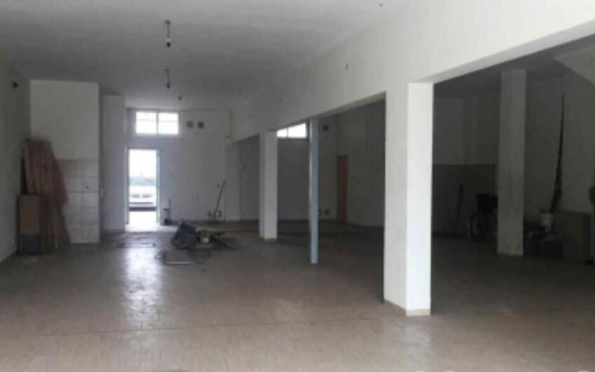 Alquilo Salones comerciales sobre Av. Sabattini. Opcion individual o en conjunto.