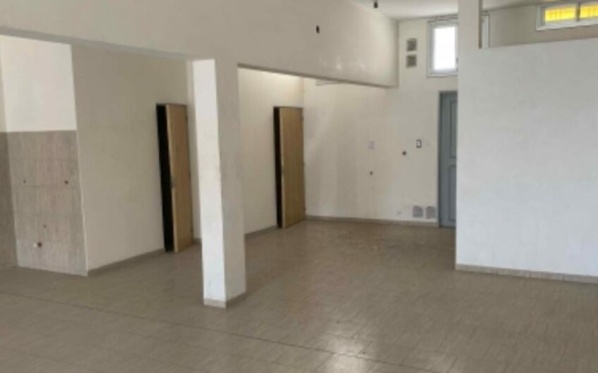 Alquilo Salones comerciales sobre Av. Sabattini. Opcion individual o en conjunto.