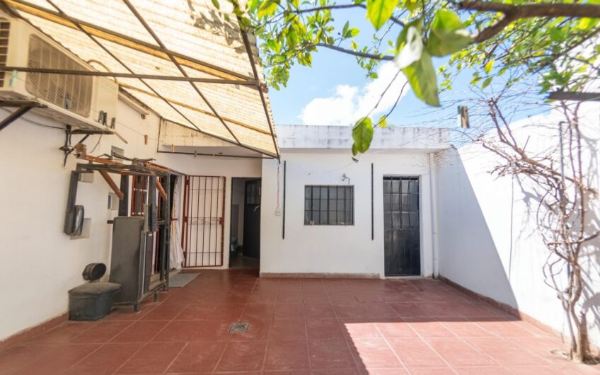 Vendo Casa 2 Dorm. + 2 Locales B° Mirador.