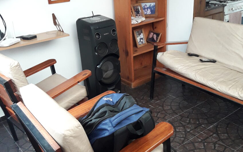 Vendo Casa 2 Dorm. + 2 Locales B° Mirador.