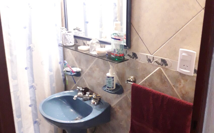 Vendo Casa 2 Dorm. + 2 Locales B° Mirador.