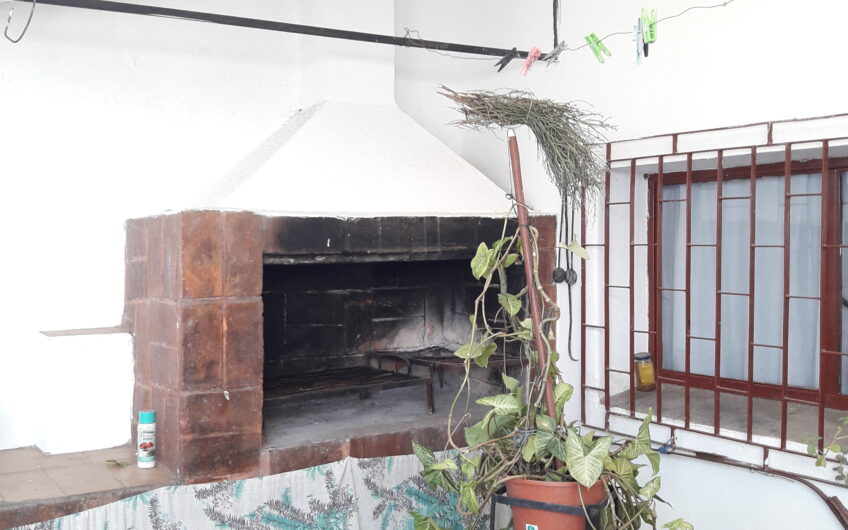 Vendo Casa 2 Dorm. + 2 Locales B° Mirador.