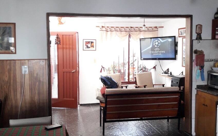 Vendo Casa 2 Dorm. + 2 Locales B° Mirador.