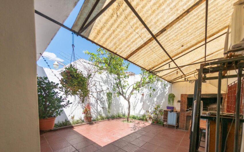 Vendo Casa 2 Dorm. + 2 Locales B° Mirador.