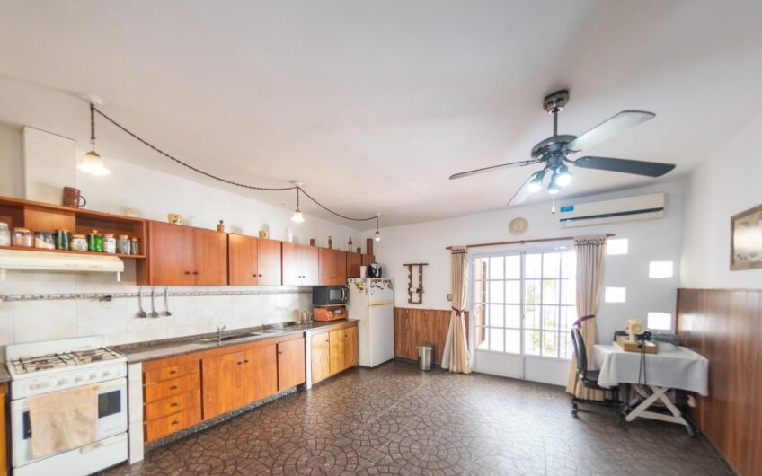 Vendo Casa 2 Dorm. + 2 Locales B° Mirador.