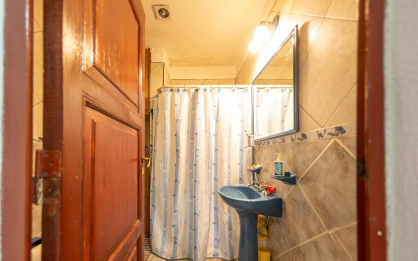 Vendo Casa 2 Dorm. + 2 Locales B° Mirador.