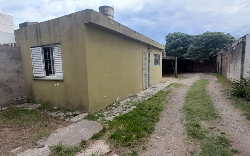 Vendo Casa (un dorm.) + Cocheras B° San Cayetano