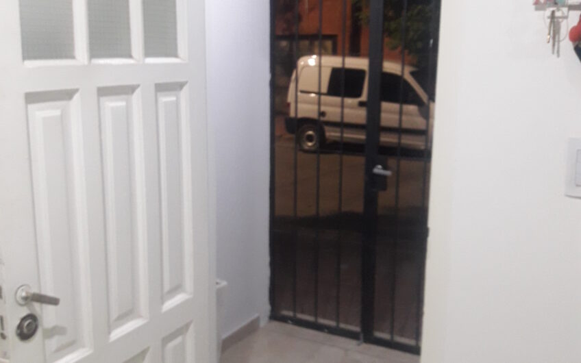 ALQUILO DPTO UN DORM. EN B° CRISOL NORTE.