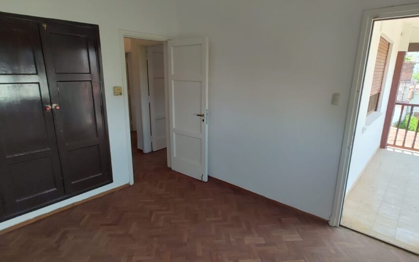 VENDO CASA DE 5 DORM  B° GENERAL PAZ