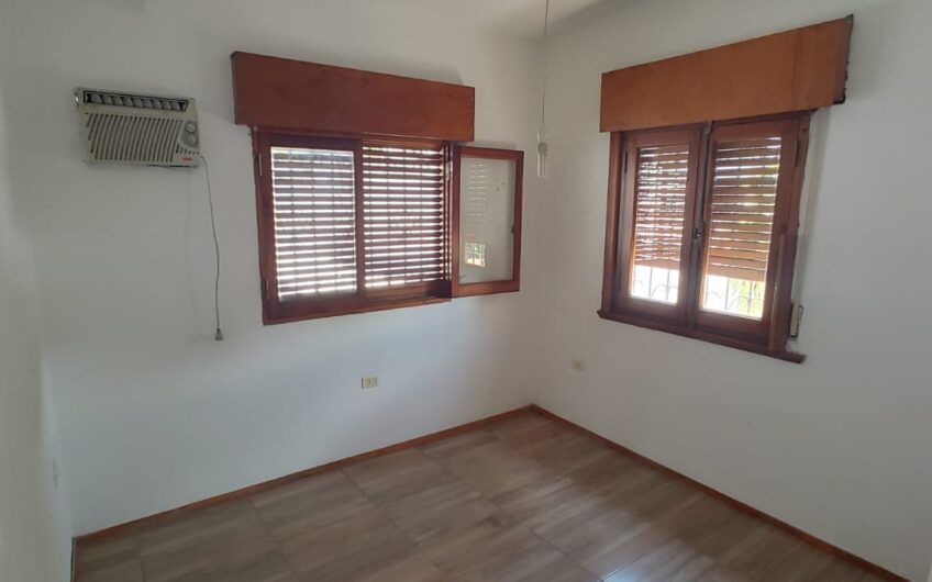 VENDO CASA DE 5 DORM  B° GENERAL PAZ