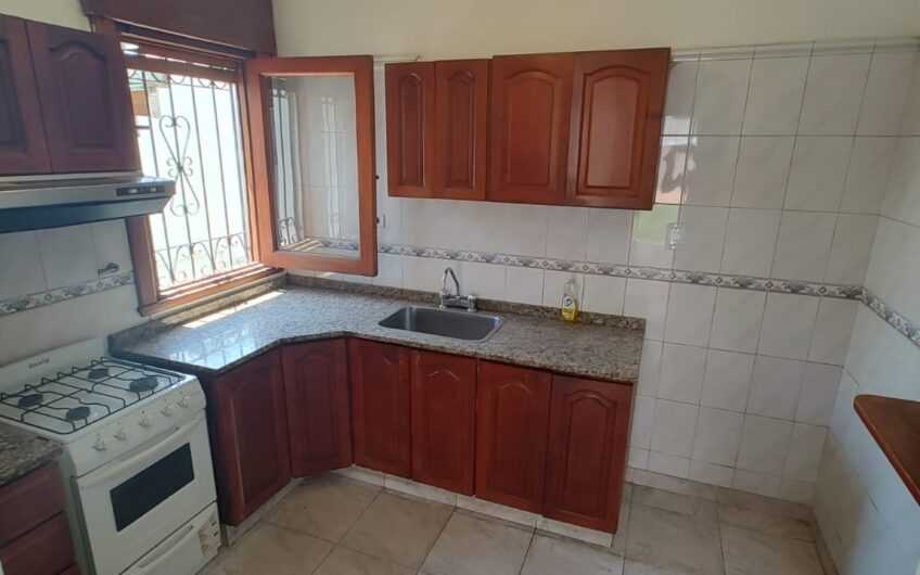 VENDO CASA DE 5 DORM  B° GENERAL PAZ