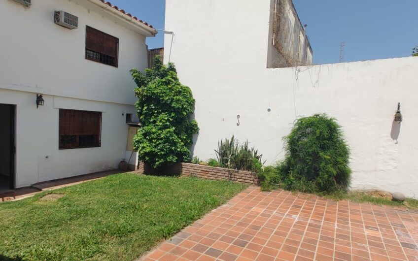 VENDO CASA DE 5 DORM  B° GENERAL PAZ