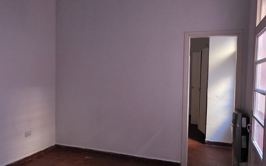 Vendo Departamento B° Nueva Córdoba. A 4 cuadras del Parque las Tejas.  A refaccionar.