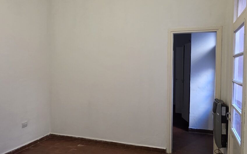 Vendo Departamento B° Nueva Córdoba. A 4 cuadras del Parque las Tejas.  A refaccionar.