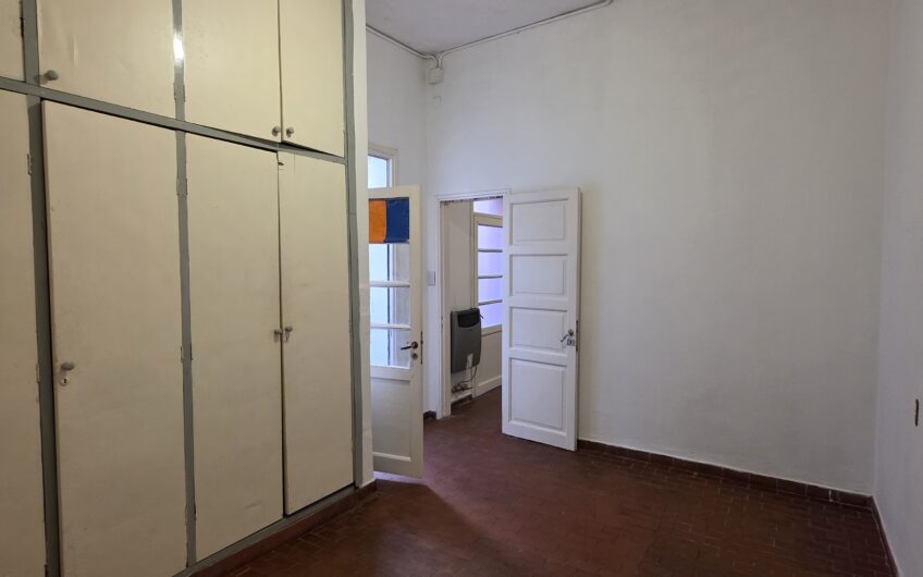 Vendo Departamento B° Nueva Córdoba. A 4 cuadras del Parque las Tejas.  A refaccionar.