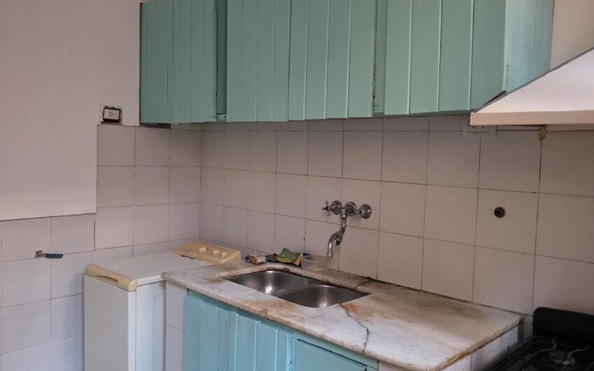 Vendo Departamento B° Nueva Córdoba. A 4 cuadras del Parque las Tejas.  A refaccionar.