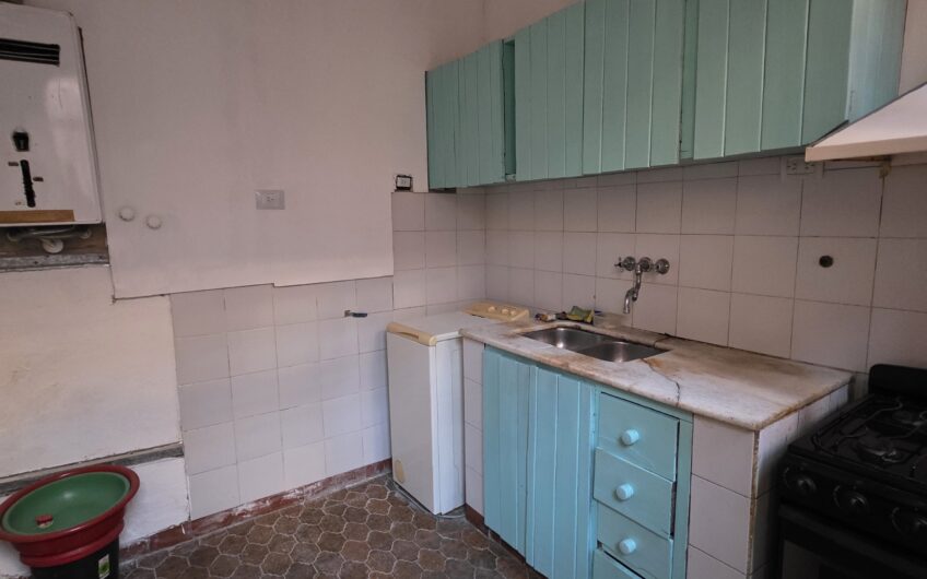 Vendo Departamento B° Nueva Córdoba. A 4 cuadras del Parque las Tejas.  A refaccionar.