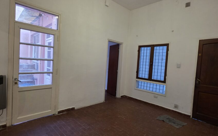 Vendo Departamento B° Nueva Córdoba. A 4 cuadras del Parque las Tejas.  A refaccionar.